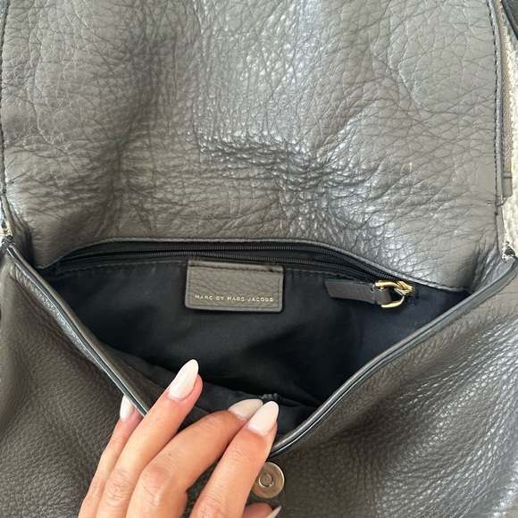 Marc Jacobs crossbody, classic gray. - Picture 4 of 7